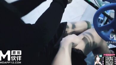 【麻豆传媒】gx-021 公园艳遇av女优 涵涵